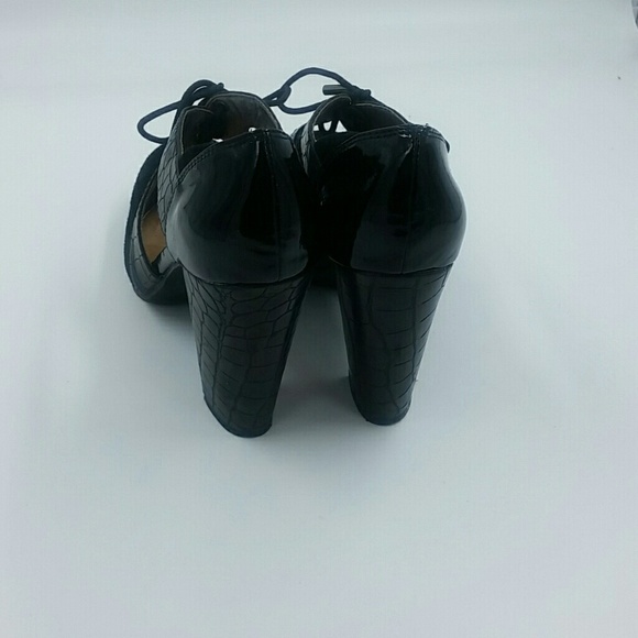 LIBBY EDELMAN l Suede Leather Embossed Pump - Picture 6 of 6